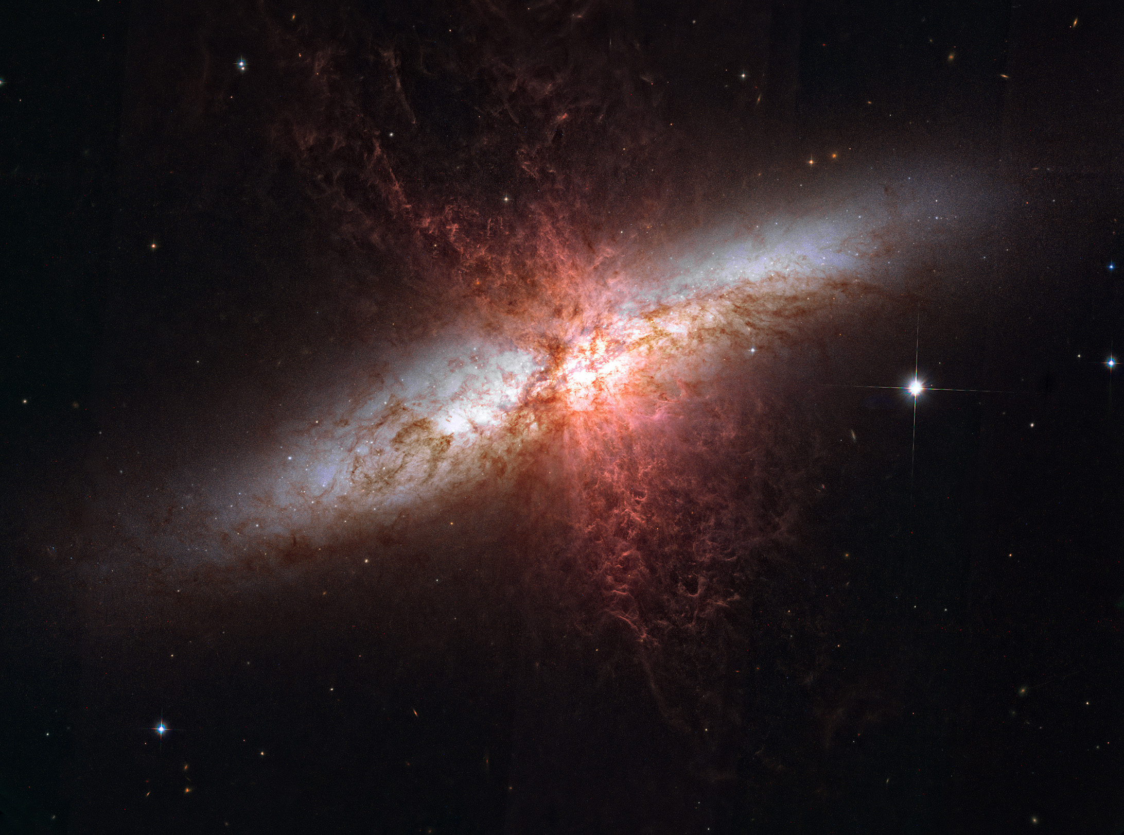 M082 - Hubble Legacy Archive